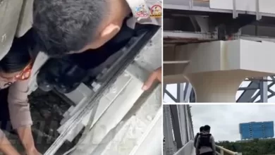 polisi padamkan api Jembatan Mahakam