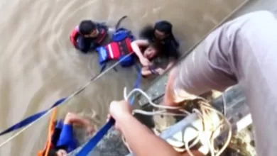 terjun ke Sungai Mahakam Tenggarong
