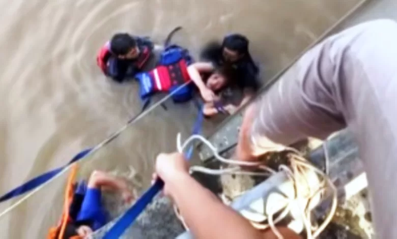 terjun ke Sungai Mahakam Tenggarong