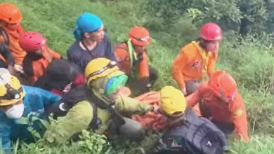 evakuasi korban pesawat ATR