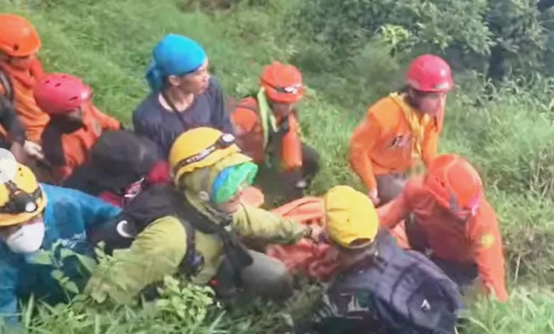 evakuasi korban pesawat ATR