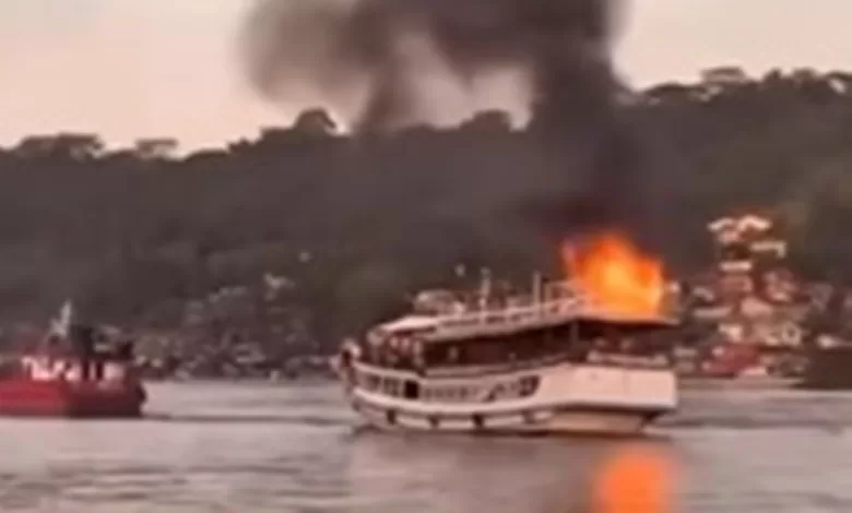 kebakaran kapal wisata