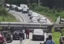 truk melintang Jalan Poros Samarinda Bontang