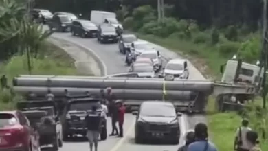 truk melintang Jalan Poros Samarinda Bontang