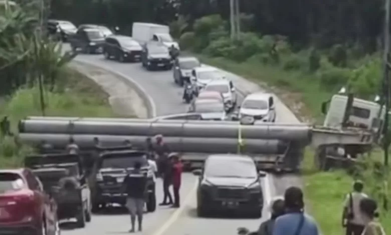 truk melintang Jalan Poros Samarinda Bontang