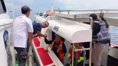 speed boat bocor Adang Bay