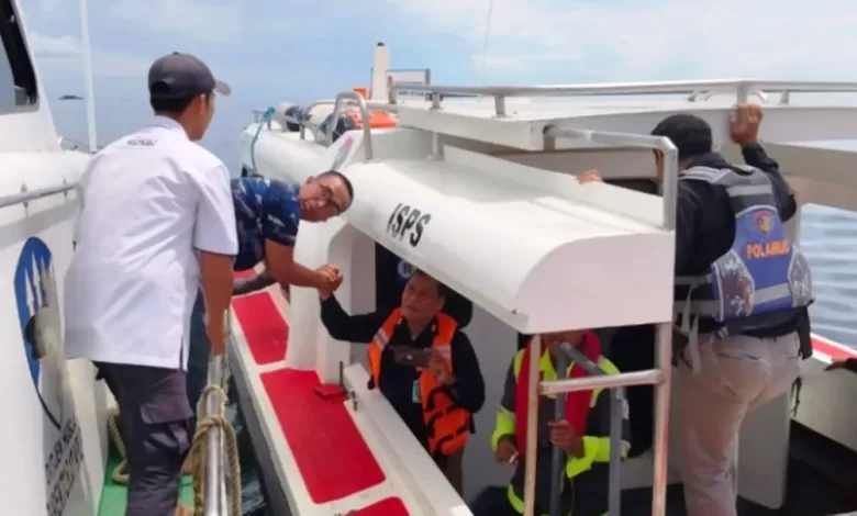 speed boat bocor Adang Bay